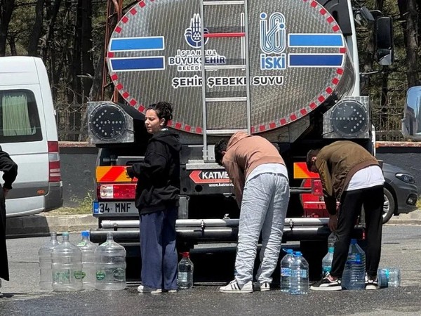İstanbul'da su kuyruğu! 90’lı yılları hatırlattı...